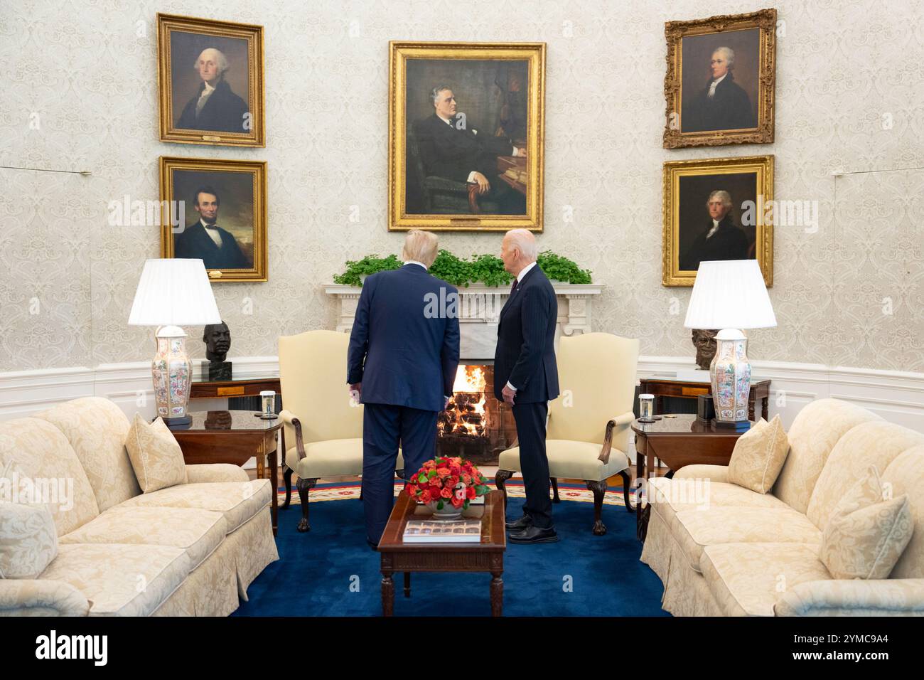 WASHINGTON DC, USA - 13. November 2024 - US-Präsident Joe Biden trifft den designierten Präsidenten Donald Trump im Oval Office des Weißen Hauses in Washington DC Stockfoto