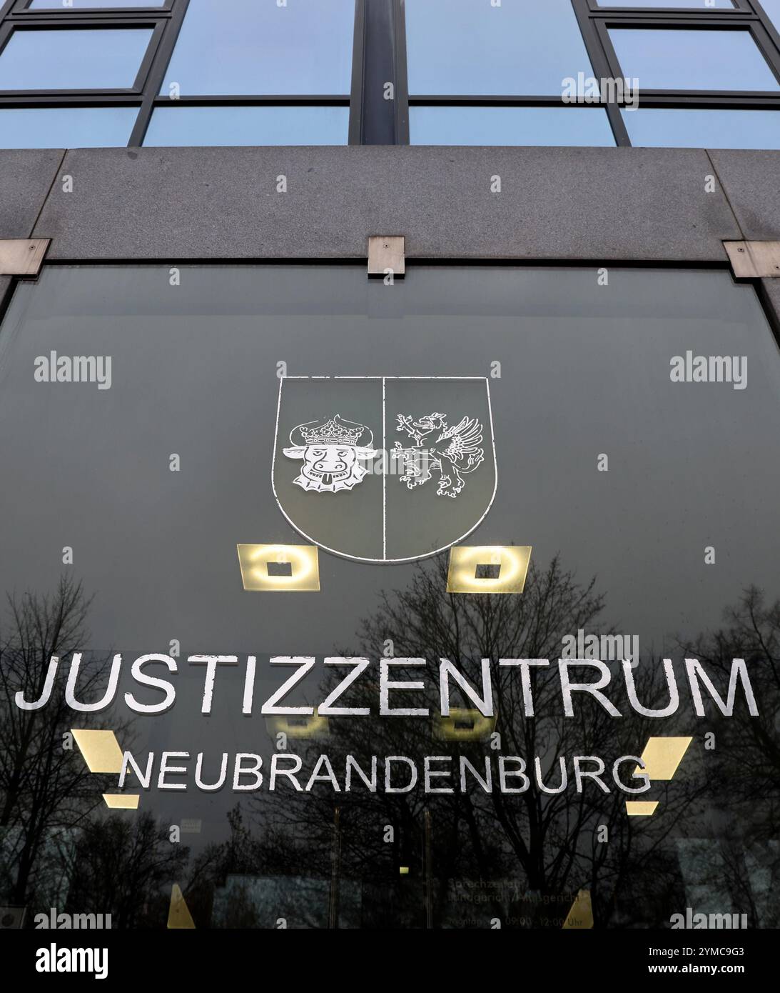 Neubrandenburg, Deutschland. November 2024. Ein Prozess beginnt vor dem Bezirksgericht wegen gefährlicher körperlicher Schäden, Missbrauch von Bezirken und Freiheitsentzug. Eine 39-jährige Frau soll ihre minderjährige Stieftochter massiv missbraucht haben. Ihr 46-jähriger Ehemann wird ebenfalls angeklagt, ebenso der Vater des Mädchens und die 17-jährige Tochter der Frau. Quelle: Bernd Wüstneck/dpa/Alamy Live News Stockfoto