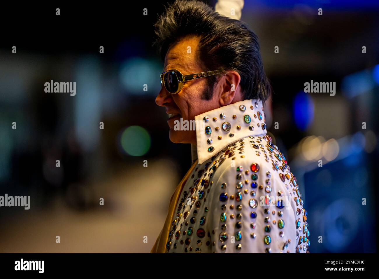 Las Vegas, USA, 20. November 2024, Las Vegas Grand Prix, Elvis Presely Imitator während des Aufbaus, der in Las Vegas, USA stattfindet. Quelle: Michael Potts/Alamy Live News Stockfoto Las Vegas, USA, 20. November 2024, Las Vegas Grand Prix, Elvis Presely Imitator während des Aufbaus, der in Las Vegas, USA stattfindet. Quelle: Michael Potts/Alamy Live News Stockfoto