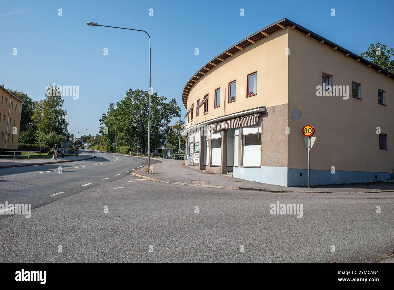 Vintage-Gebäude in der Straße Bergslagsvägen in der historischen Industriedadt Finspång, Schweden. Stockfoto