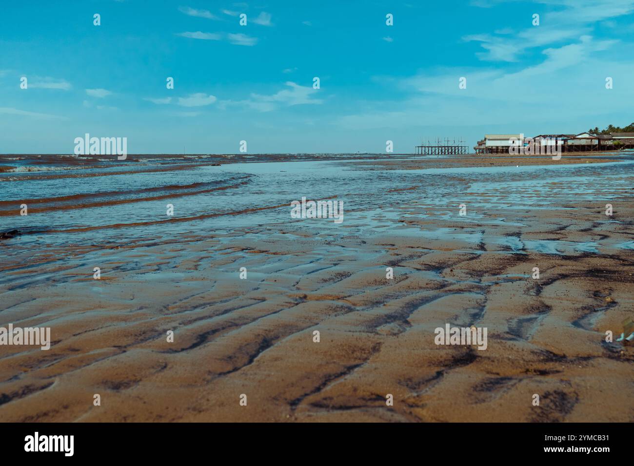 Blick auf den Sandstrand, wo das Meerwasser zurückgeht Stockfoto