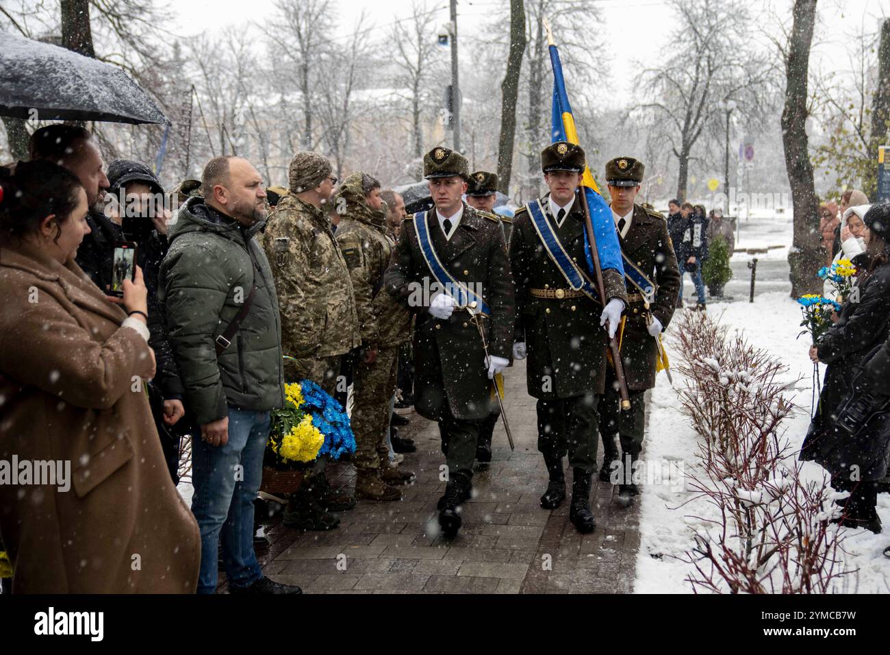 Ukrainische Soldaten zum Gedenken an den Tag der würde und Freiheit. Es wird ein interreligiöses Gebet für die Ukraine und ihre Freiheitskämpfer und eine Zeremonie zu Ehren gefallener Verteidiger abgehalten. Der Tag der würde erinnert an zwei Schlüsselmomente der ukrainischen Geschichte, die Orangene Revolution von 2004 und die Revolution der würde von 2013. Kiew Stadt *** ukrainische Soldaten zum Gedenken an den Tag der würde und Freiheit ein interreligiöses Gebet für die Ukraine und ihre Freiheitskämpfer und eine Zeremonie zu Ehren gefallener Verteidiger der Tag der würde gedenkt an die Jahrestage von zwei entscheidenden Momenten Stockfoto