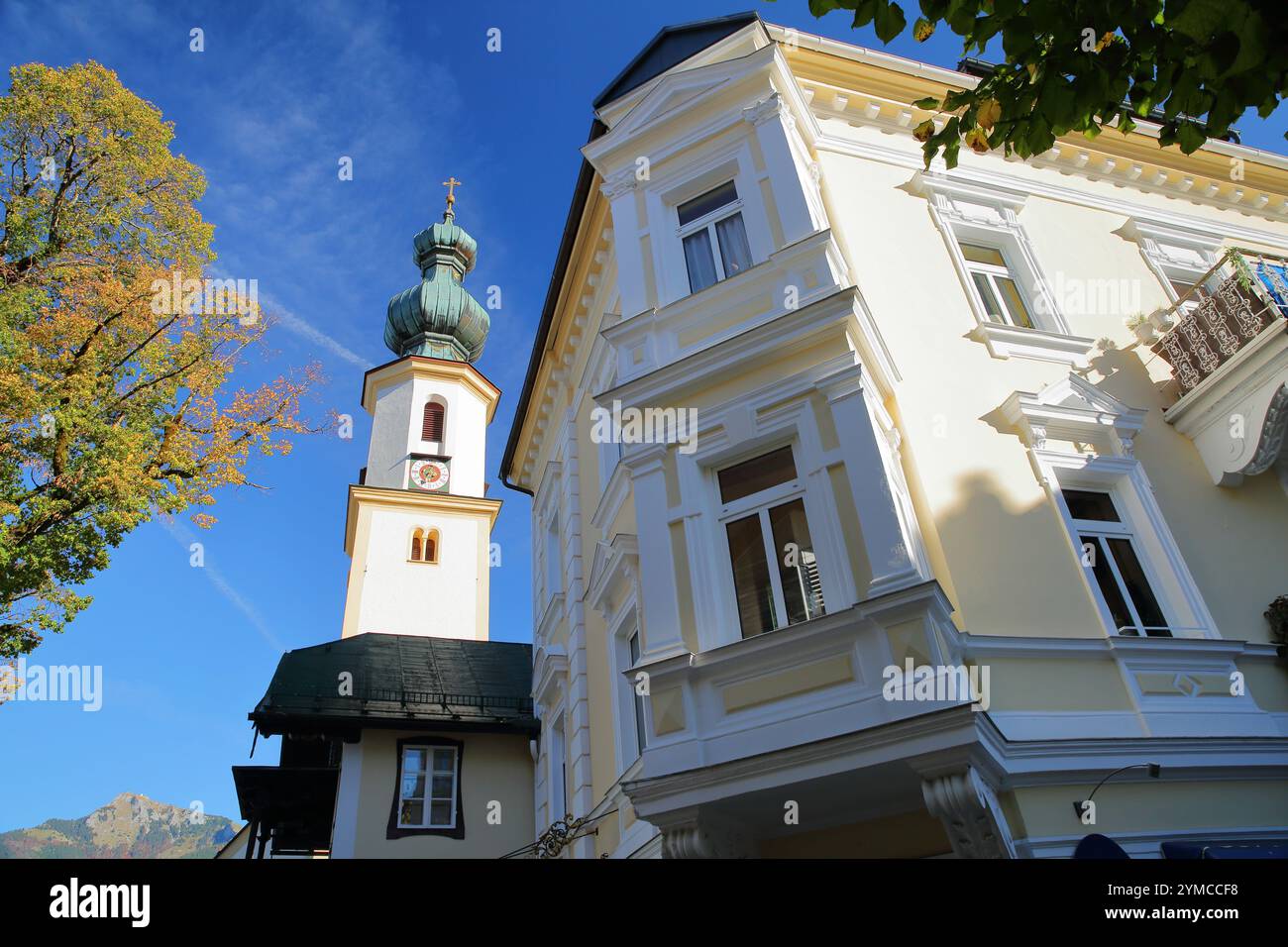 Die Kirche St. Egidius und ein traditionelles Haus in St. Gilgen, Wolfgangsee, Salzkammergut, Steiermark, Österreich, Europa Stockfoto