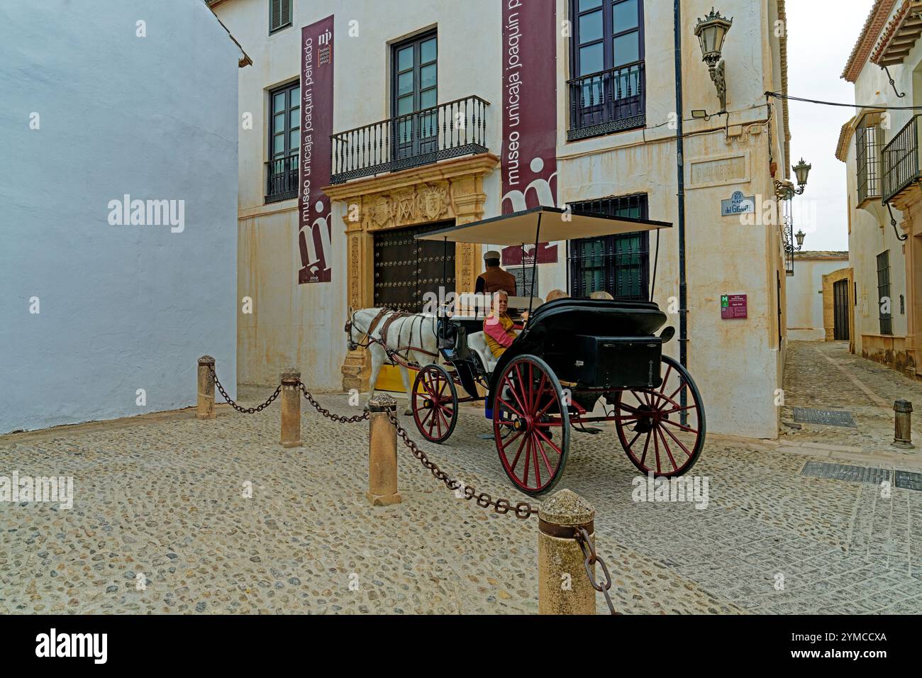 Straßenansicht, Museo Joaquin Peinado, Palacio Marqués de Moctezuma, Pferdekutsche Stockfoto