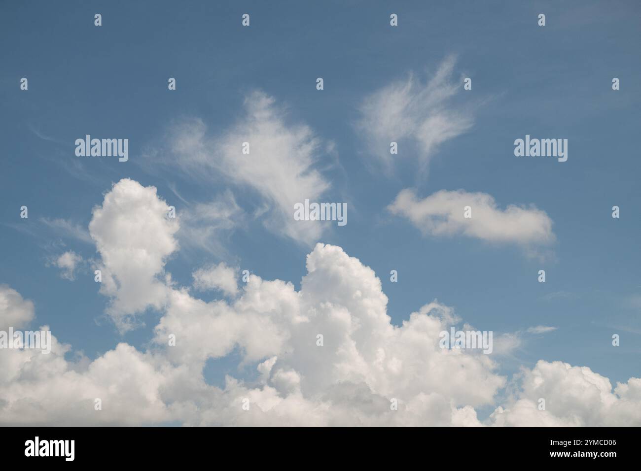 Weiße und mittlere Wolken schmückten den klaren blauen Himmel Stockfoto