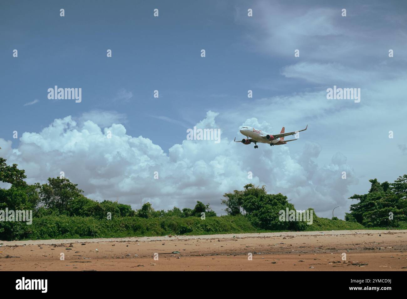 Batik Air Verkehrsflugzeuge landen am 17. Oktober 2024 auf dem Flughafen Balikpapan, East Kalimantan, Indonesien Stockfoto