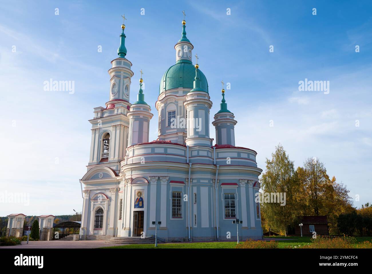 Blick auf die Kathedrale St. Katharina der Großen Märtyrerin an einem sonnigen Oktobertag. Kingisepp, Region Leningrad. Russland Stockfoto