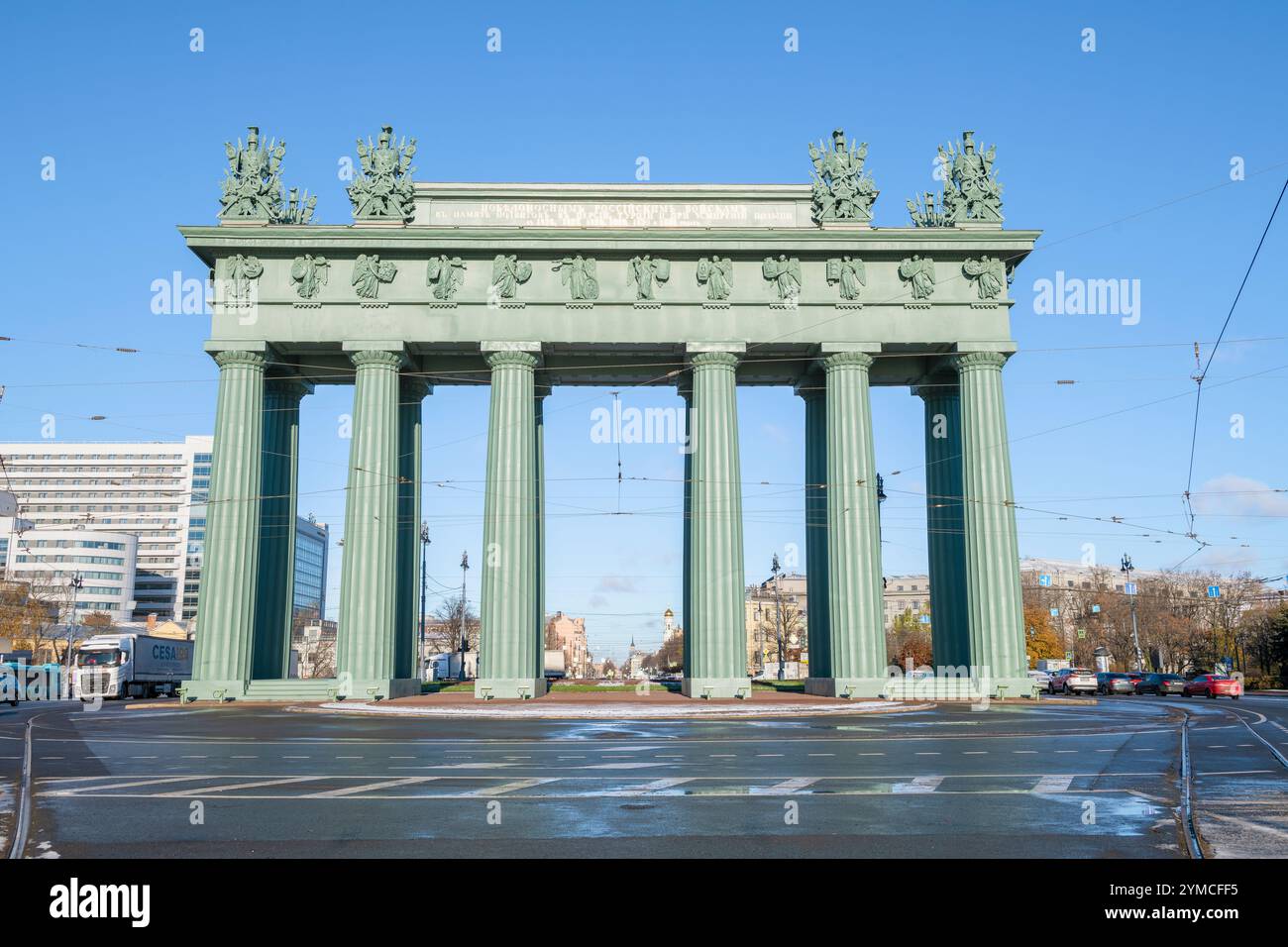 SANKT PETERSBURG, RUSSLAND - 4. DEZEMBER 2024: Moskauer Triumphtor an einem sonnigen Novembertag. Moskovsky Prospekt Stockfoto