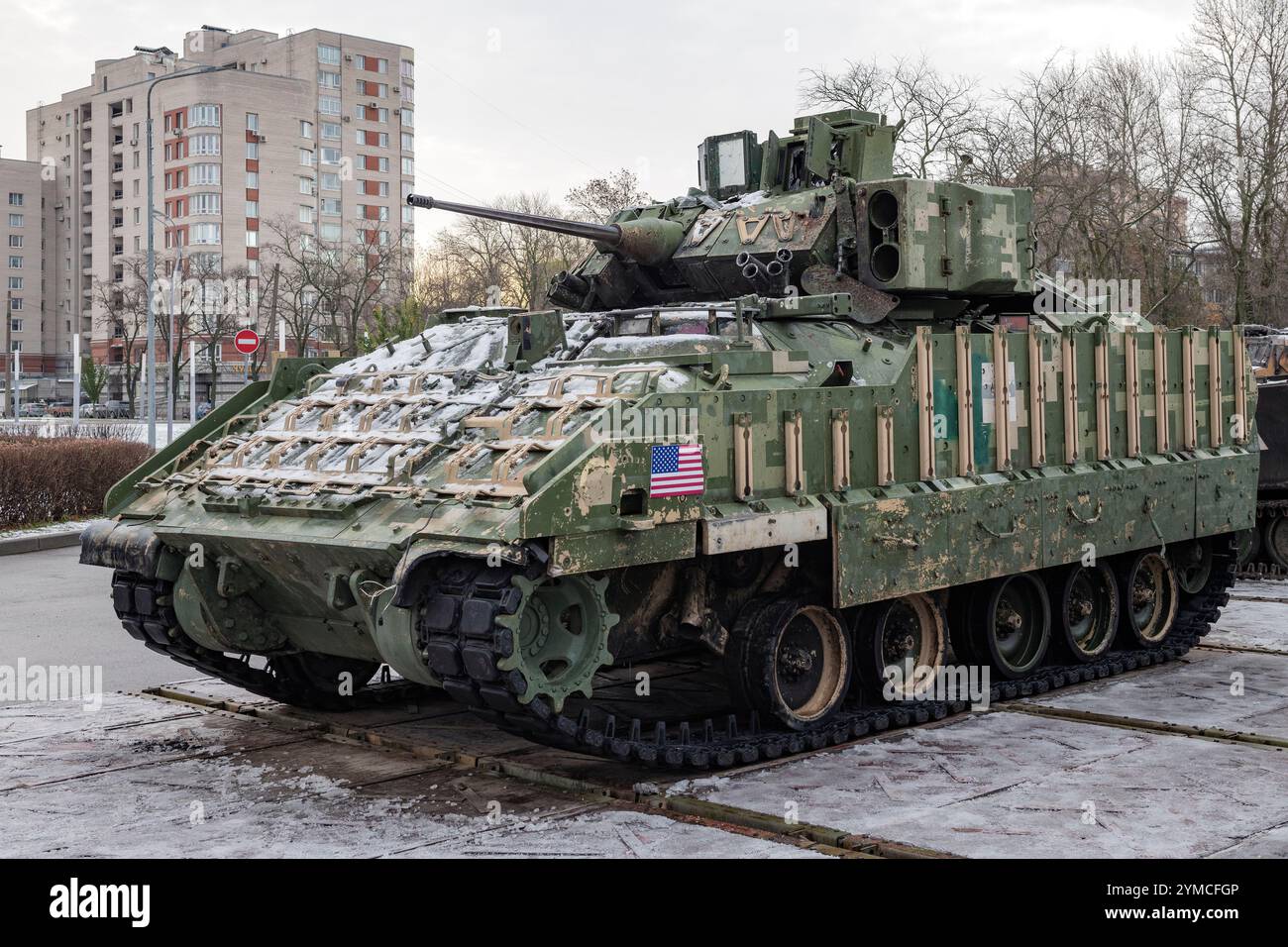 SANKT PETERSBURG, RUSSLAND - 05. NOVEMBER 2024: Infanterie-Kampffahrzeug M2A2 'Bradley'. Ausstellung der gefangenen Ausrüstung aus den Spezies Stockfoto