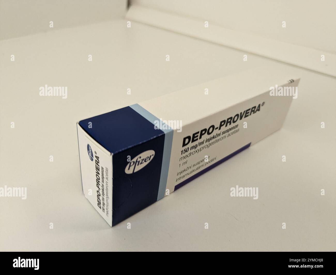 Prag, Tschechische Republik-26. Januar 2025: DEPO-PROVERA Box mit Medikamenten mit MEDROXYPROGESTERON Wirkstoff von PFIZER, zur Verhütung verwendet, bir Stockfoto