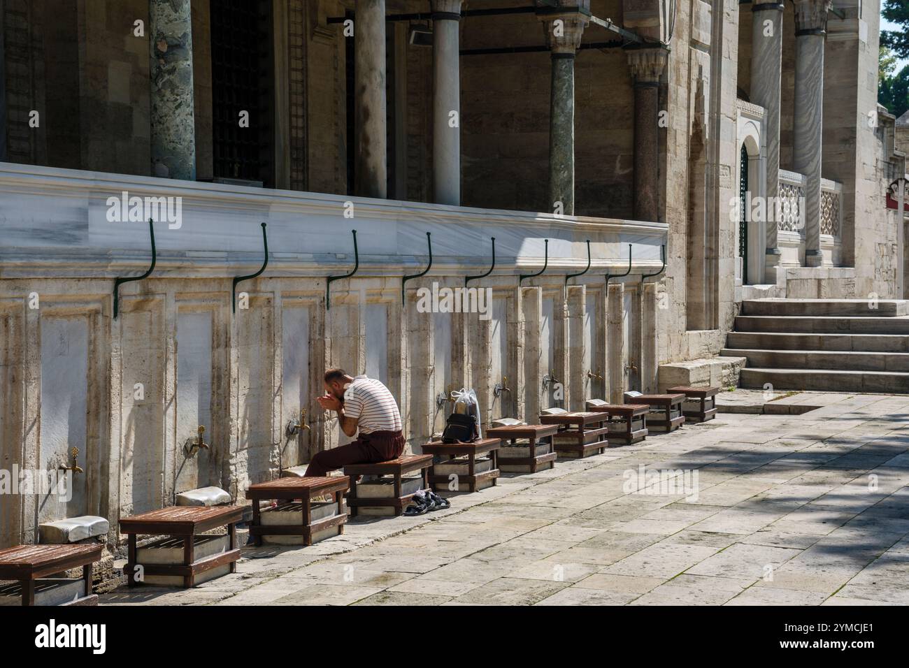 Ein Mann, der Wudu ausführt, das Reinigungsritual vor dem Gebet in der Süleymaniye-Moschee, Istanbul, Türkei Stockfoto