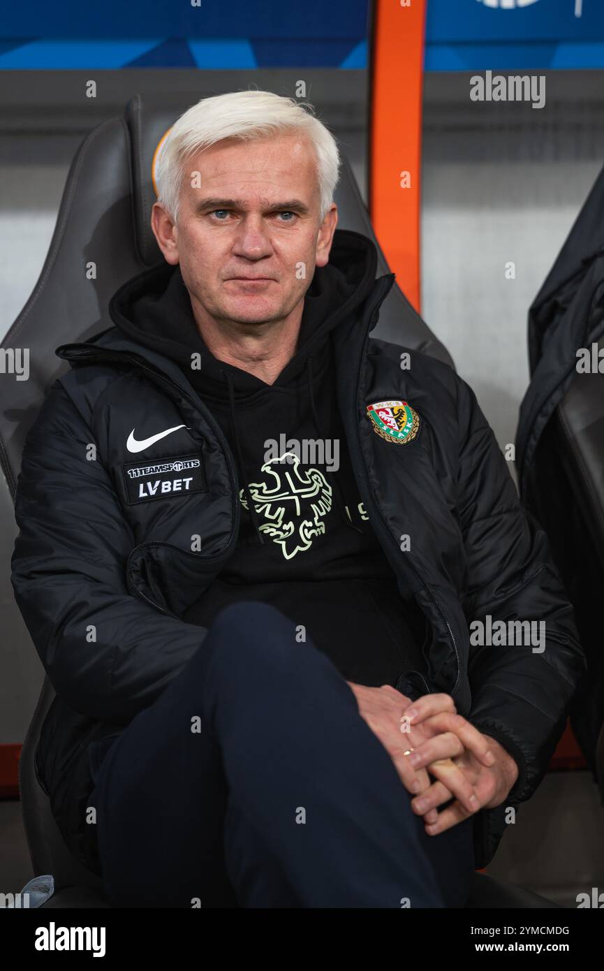 LUBIN, POLEN - 4. NOVEMBER 2024: Fußballspiel PKO Ekstraklasa zwischen KGHM Zaglebie Lubin und Slask Breslaw 3:0. Jacek Magiera Cheftrainer von Stockfoto