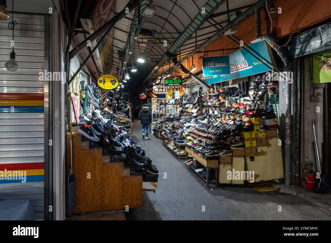 Marktstände im Einkaufsviertel Myeongdong in der Innenstadt von Seoul, der Hauptstadt Südkoreas, am 25. Januar 2022 Stockfoto