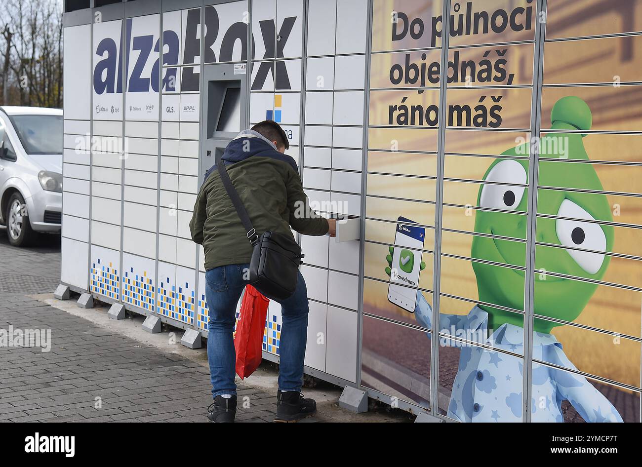 AlzaBox, Self-Service-Abhol- und Rückgabestelle von Alza in Karvina, Tschechische Republik, 20. November 2024. (CTK Foto/Drahoslav Ramik) Stockfoto