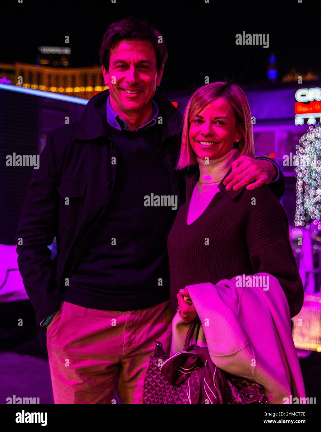 20. November 2024 Las Vegas NV, USA Teamchef von Mercedes AMG Patronas Toto Wolff und seine Frau Susie Wolff, Geschäftsführerin der F1 Academy für Fahrerinnen, spazieren durch das Fahrerlager-Club-Gebiet vor dem Formel 1 Heineken Sliver Las Vegas Grand in Las Vegas, NV Thurman James/CSM Stockfoto