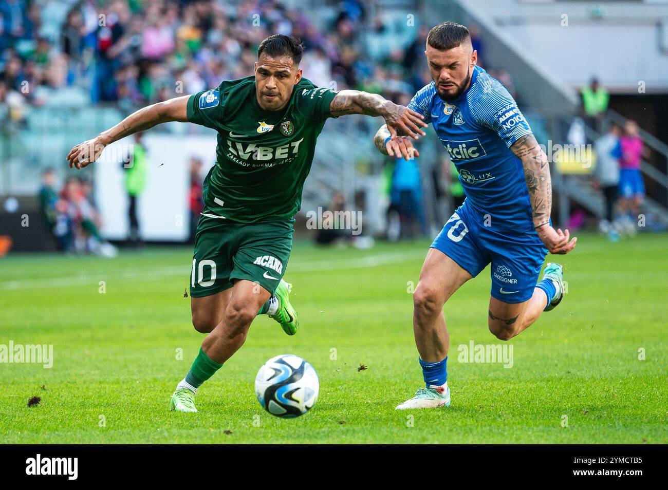 WROCLAW, POLEN - 27. APRIL 2024: Fußballspiel PKO Ekstraklasa zwischen Slask Wrocla und Ruch Chorzow. In Aktion Matias Nahuel (L) Milosz Kozak Stockfoto