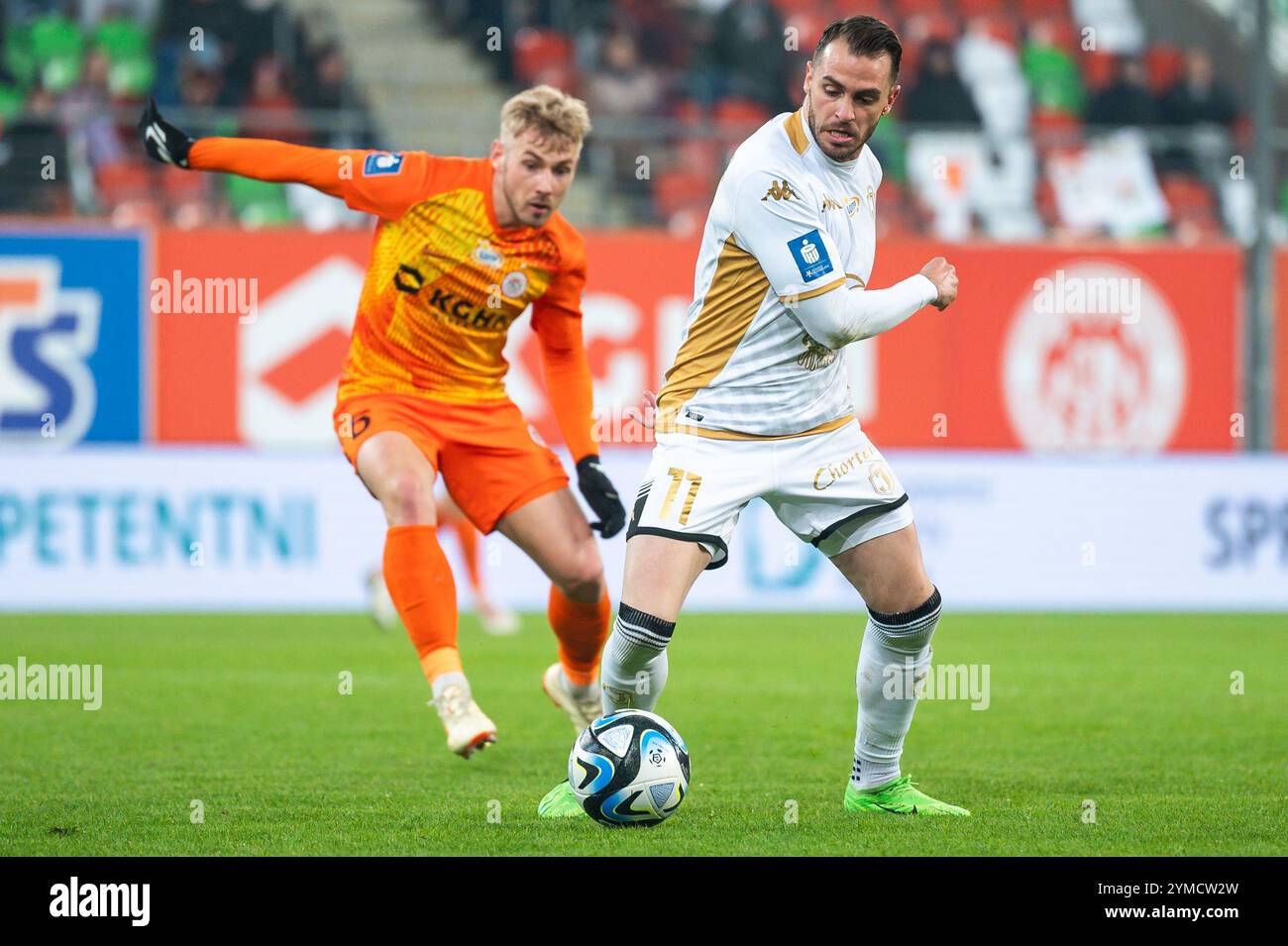 LUBIN, POLEN - 20. APRIL 2024: Fußballspiel PKO Ekstraklasa zwischen KGHM Zaglebie Lubin und Jagiellonia Bialystok. In Aktion Jesus Imaz. Stockfoto