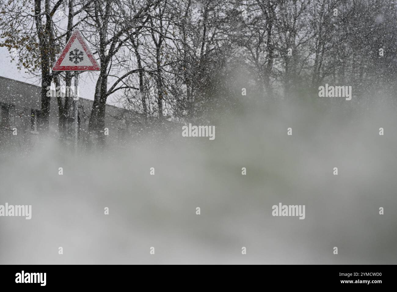 Schneefall in Ostfriesland. Das Verkehrszeichen 101-51 Schnee- oder Eisglätte warnt vor Glätte durch Vereisungen sowie Schnee auf der Straße. Mehrere Zentimeter Schnee sorgen für glatte Straßen in leer und Umgebung. Leer Niedersachsen Deutschland *** Schneefall in Ostfriesland Verkehrsschild 101 51 Schnee oder Eis warnt vor rutschigen Bedingungen durch Vereisung und Schnee auf der Straße mehrere Zentimeter Schnee sorgen für rutschige Straßen in leer und Umgebung leer Niedersachsen Copyright: Xdiebildwerftx Stockfoto