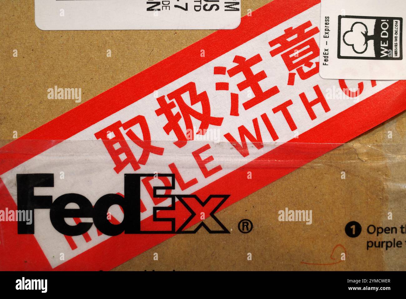 Itterbeck, Deutschland – 9. November 2024 Detail eines Pakets aus Japan, das mit Fedex versandt wurde. Auf Japanisch und Englisch heißt es "mit Sorgfalt umgehen" Stockfoto