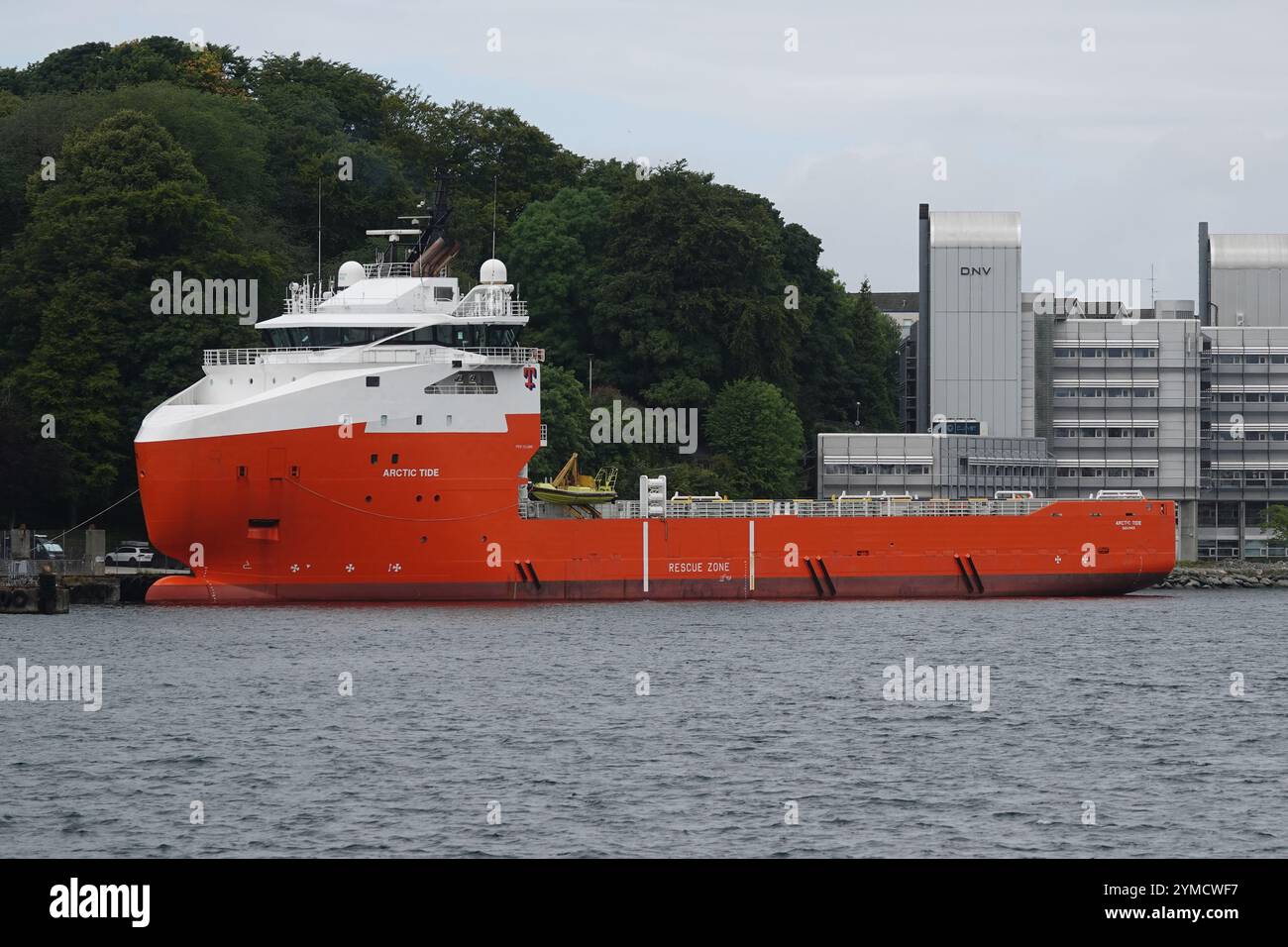 Stavanger, Norwegen - 4. August 2024 im Hafen von Stavanger liegt Ein rotes Schiff namens Arctic Tide. Es ist ein Offshore-Versorgungsschiff oder Mehrzweck-Offsho Stockfoto