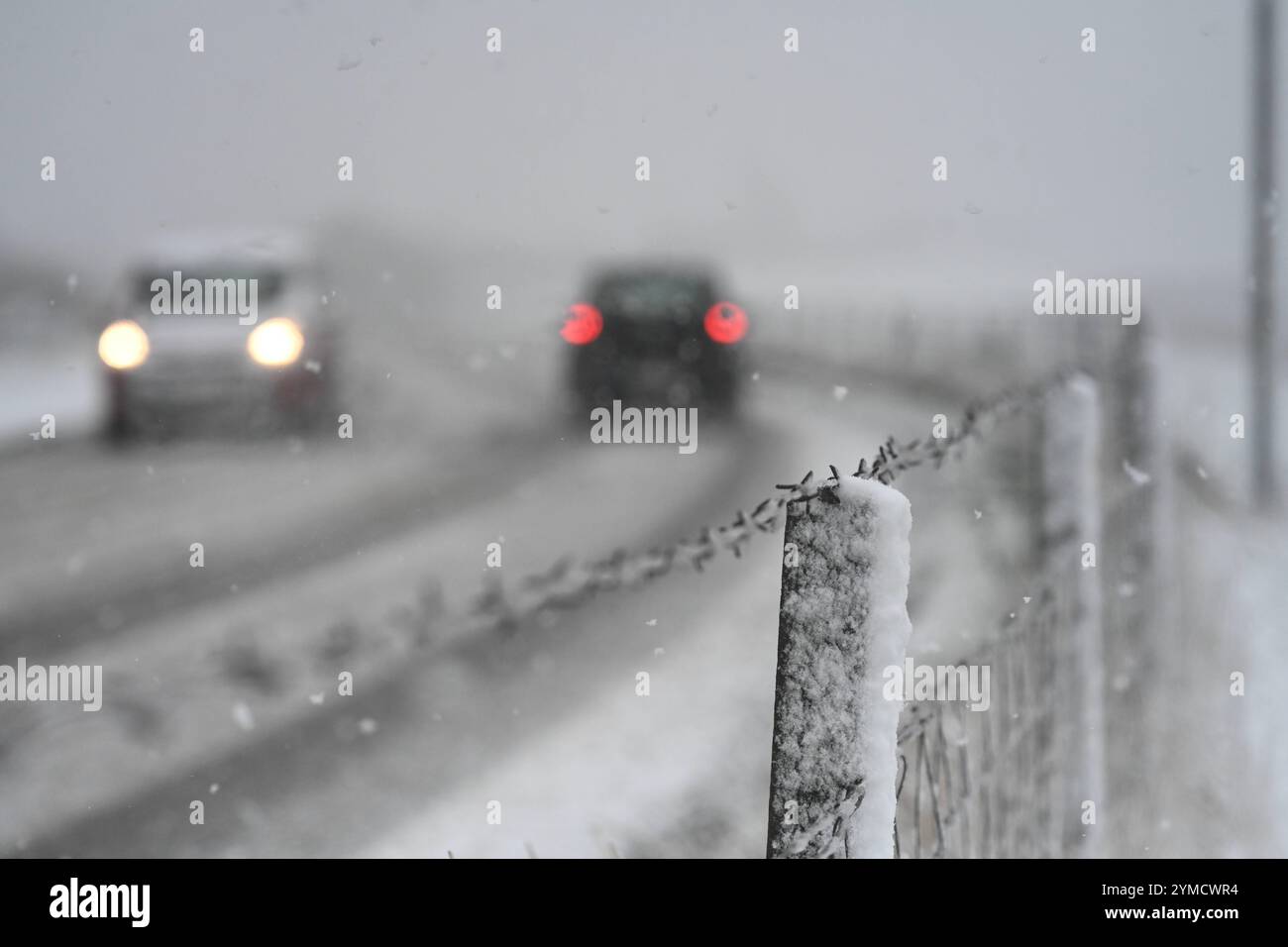 Schneefall in Ostfriesland. Mehrere Zentimeter Schnee sorgen für glatte Straßen in leer und Umgebung. Leer Niedersachsen Deutschland *** Schneefall in Ostfriesland mehrere Zentimeter Schnee sorgen für rutschige Straßen in leer und Umgebung leer Niedersachsen Deutschland Copyright: Xdiebildwerftx Stockfoto