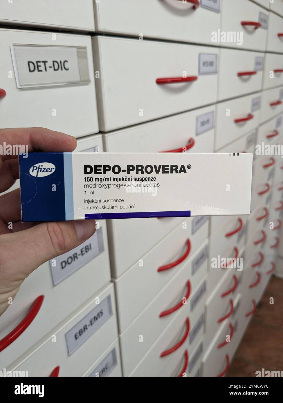 Prag, Tschechische Republik-26. Januar 2025: DEPO-PROVERA Box mit Medikamenten mit MEDROXYPROGESTERON Wirkstoff von PFIZER, zur Verhütung verwendet, bir Stockfoto