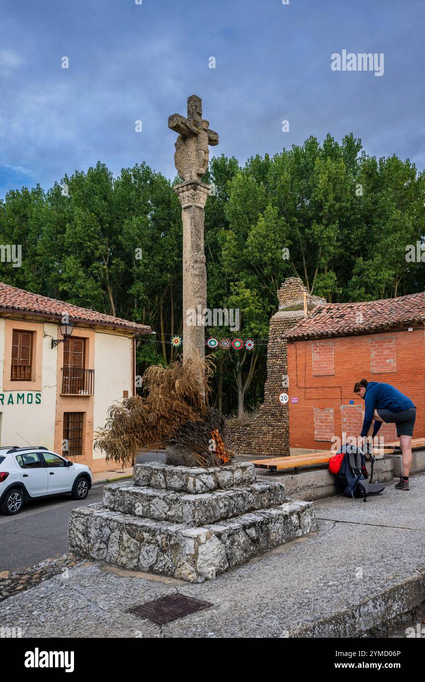 Pilgerkreuz auf dem Jakobsweg, Mansilla de las Mulas, autonome Gemeinschaft von Kastilien und Leon, Spanien Stockfoto