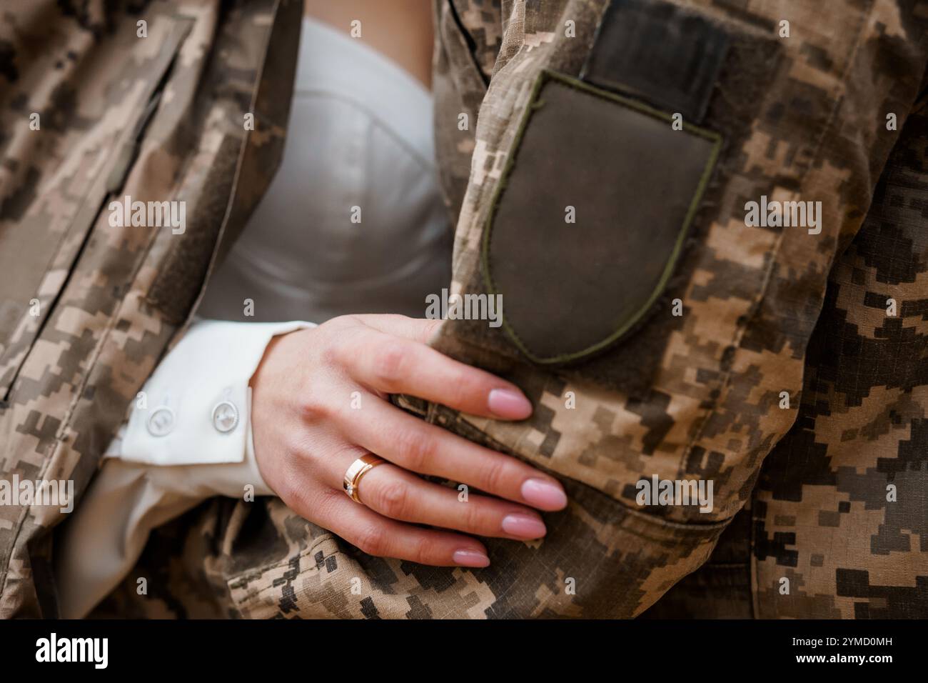 Emotionale Verbindung: Ein Soldat und sein Partner umarmen sich in Uniform. Stockfoto