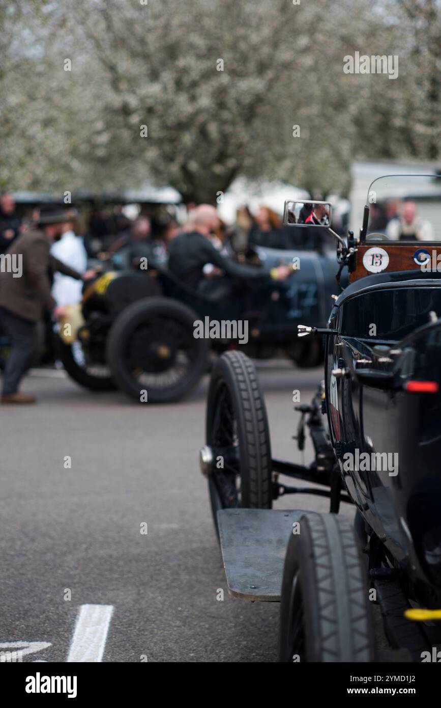 1913 Theophile Schneider Aero im Hintergrund beim S.F.Edge Trophy-Rennen für Edwardian-Autos beim 80. Mitgliedertreffen, Goodwood Motor Circuit UK Stockfoto