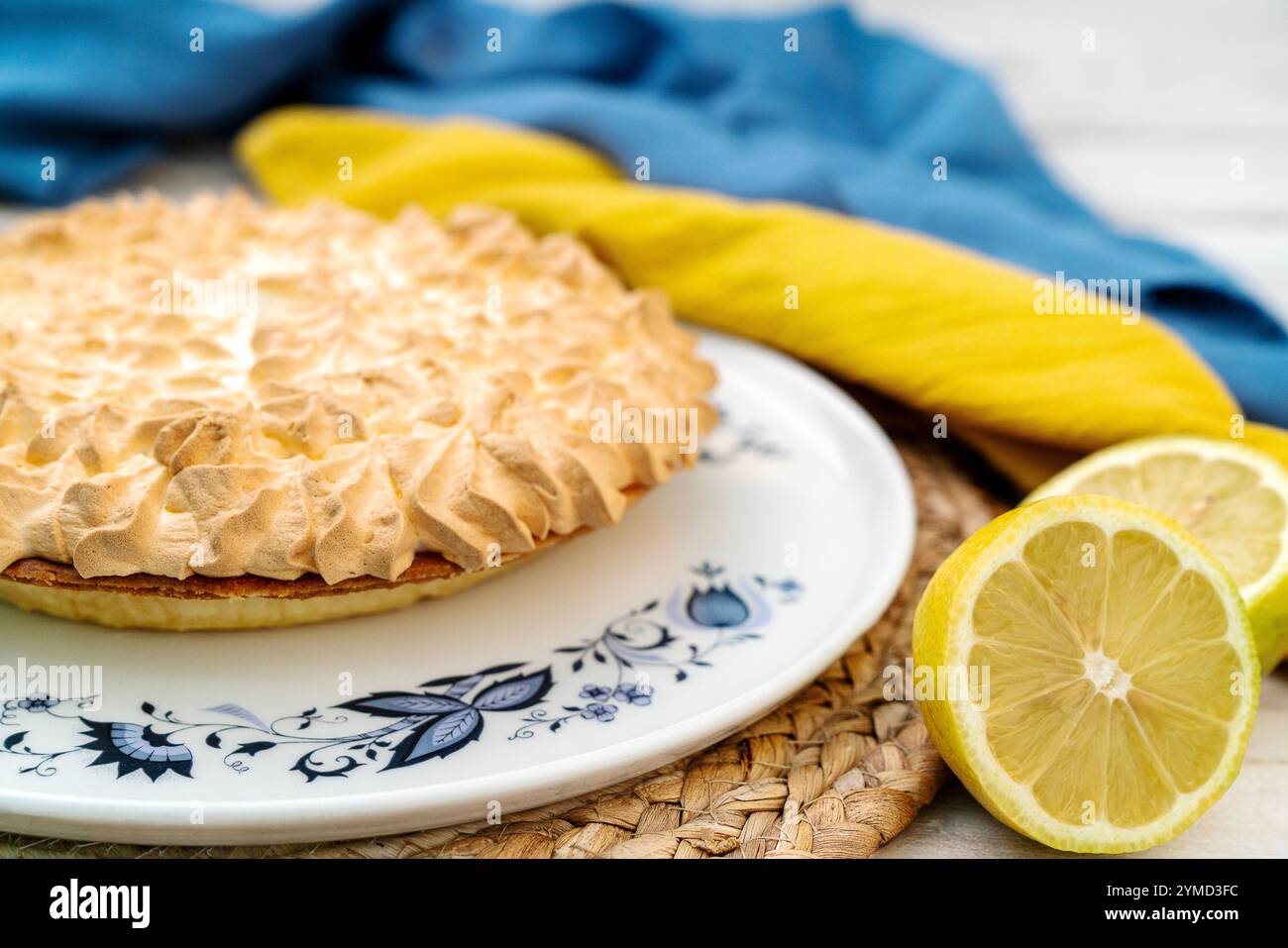 Zitronenbällchen mit frischen Zitronen Stockfoto