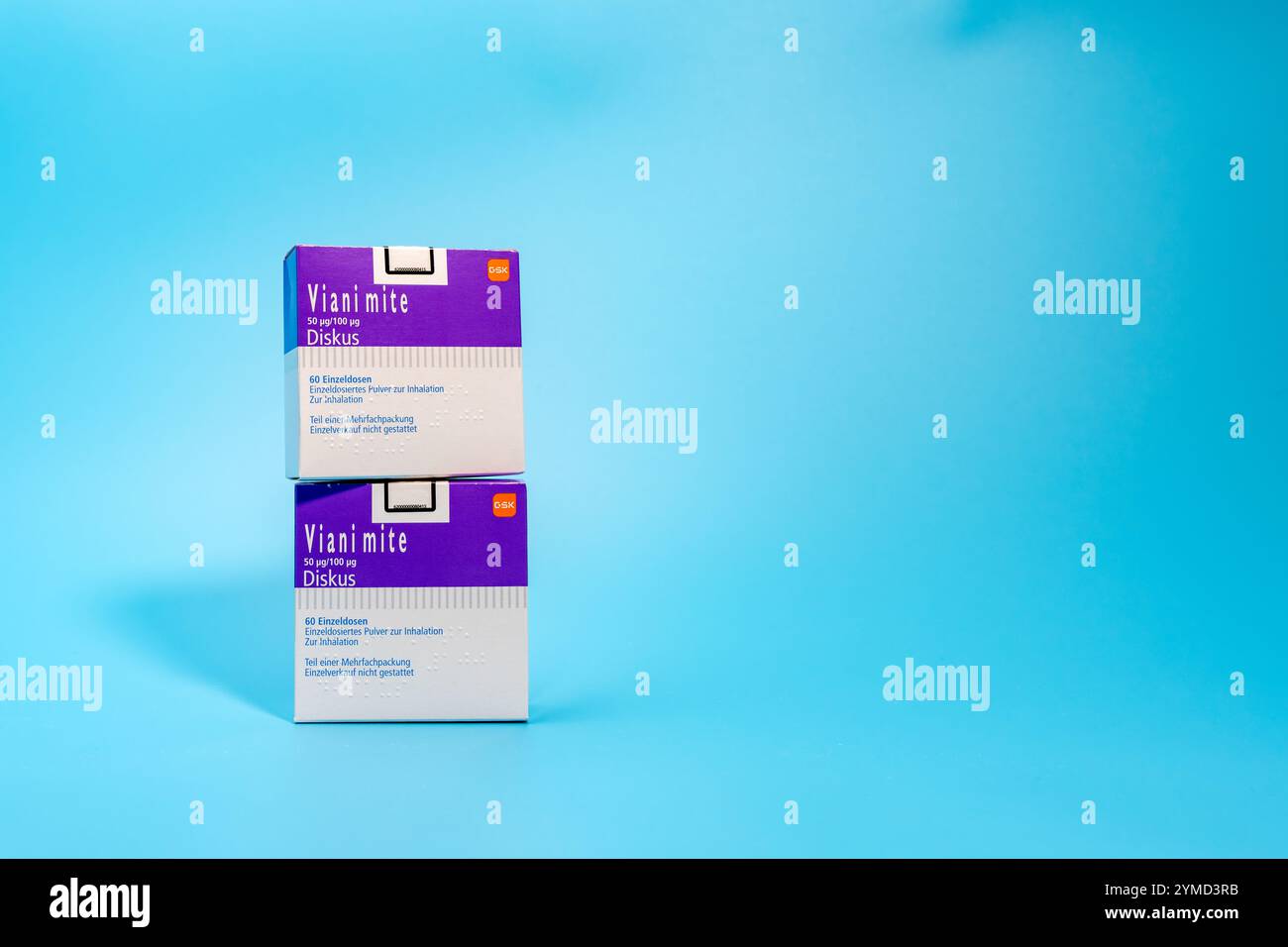 Deutschland Berlin 21. November 2024. Zwei lila Packungen Asthma-Inhalatoren auf blauem Hintergrund. Stockfoto