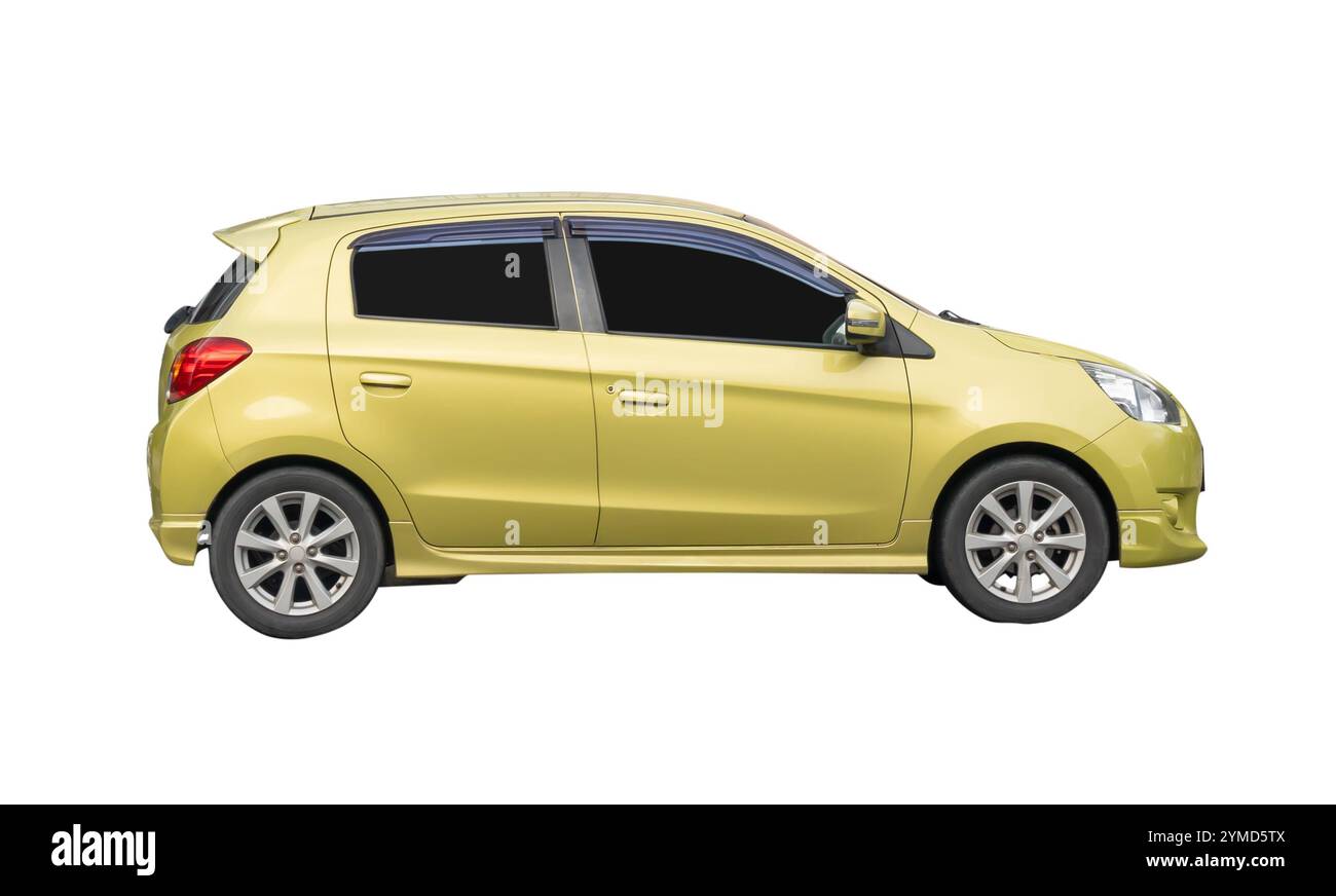 Seitenansicht des hellgrünen Mini- oder kleinen Sportwagens ist auf weißem Hintergrund mit Beschneidungspfad isoliert. Stockfoto