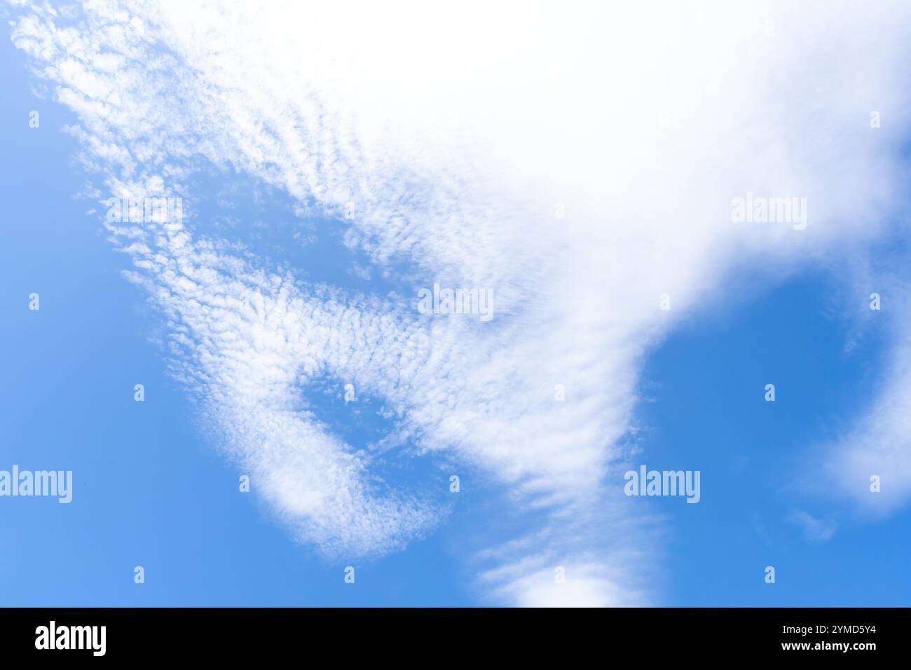 Niedriger Winkel und voller Rahmen des schönen blauen Himmels mit seltsamer Form von Wolken am Morgen oder Abend bei sonnigem Tag wird als natürlicher Hintergrund verwendet Stockfoto