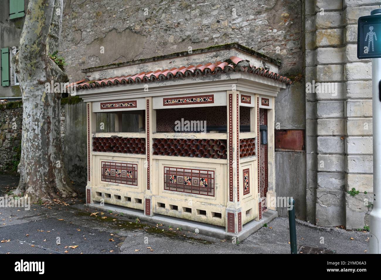 Alte oder historische und dekorative öffentliche Toiletten der Belle Epoque, Street Urinal oder Pissoir Castres Tarn France Stockfoto