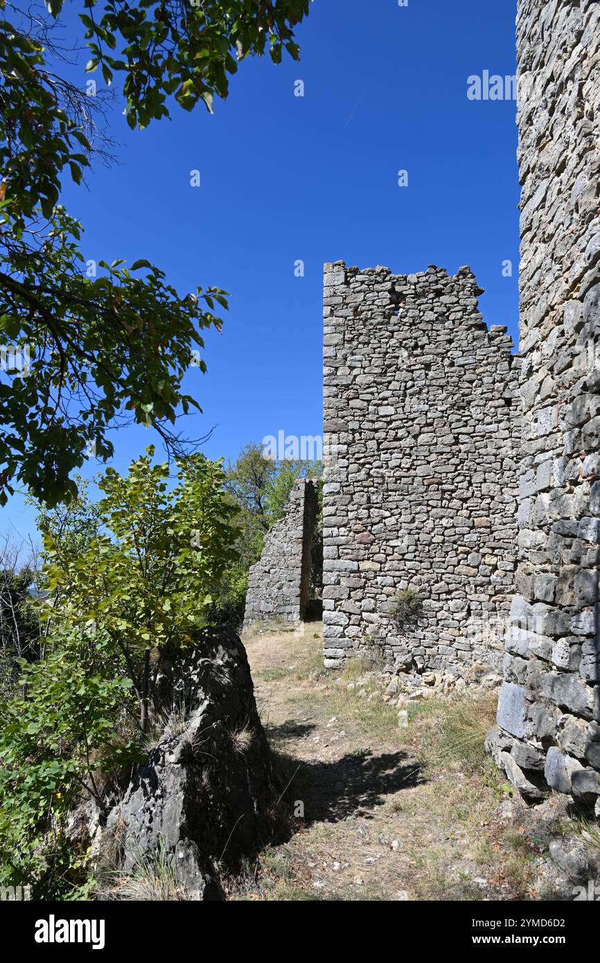 Ruinen oder Mauerruinen im unteren Dorf Bargeme Var Provence Frankreich Stockfoto