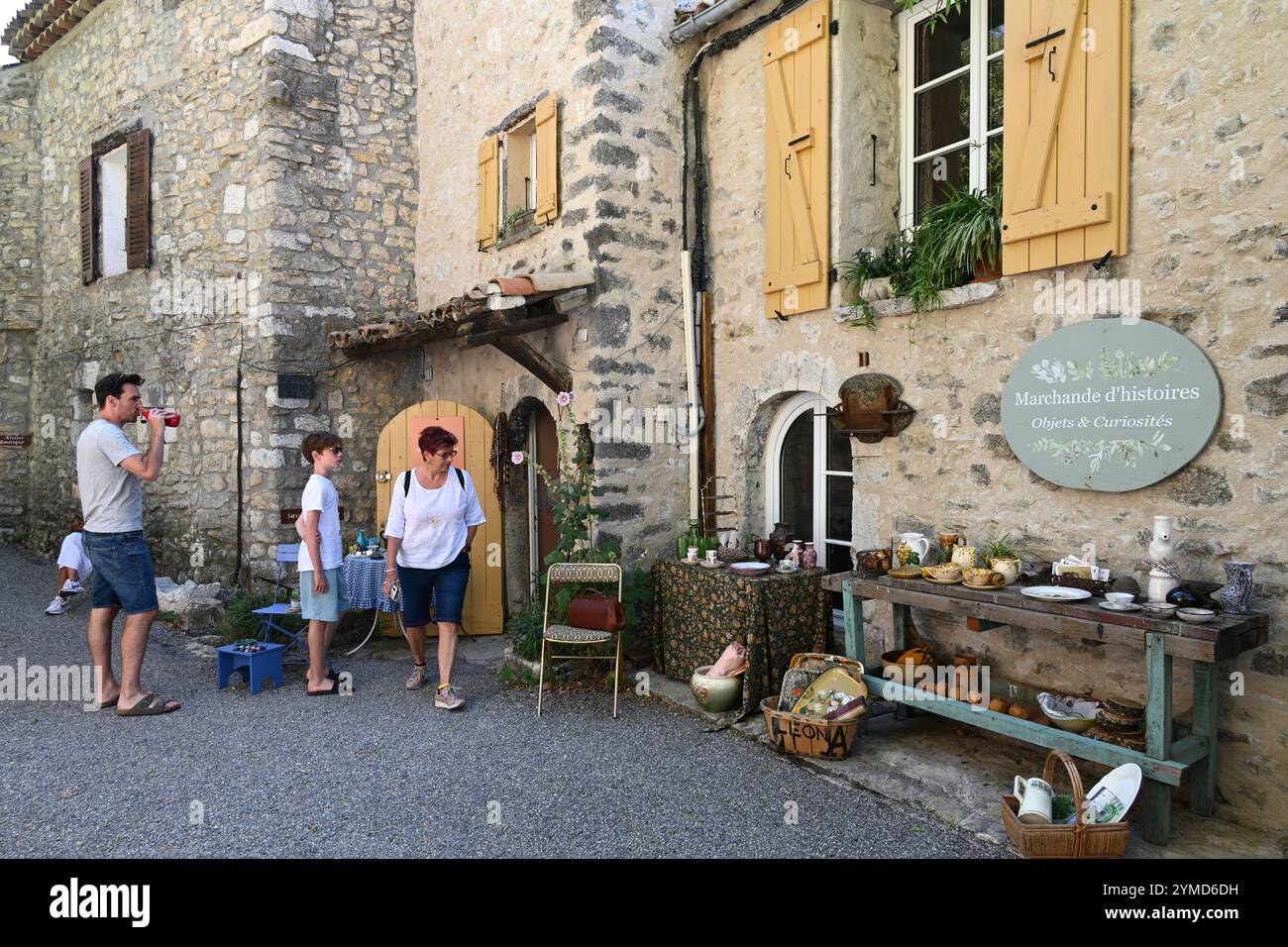 Touristen stöbern vor einem Boutique-Shop, Souvenirladen oder Souvenirladen in den Straßen der Altstadt von Bargème Var Provence Frankreich Stockfoto