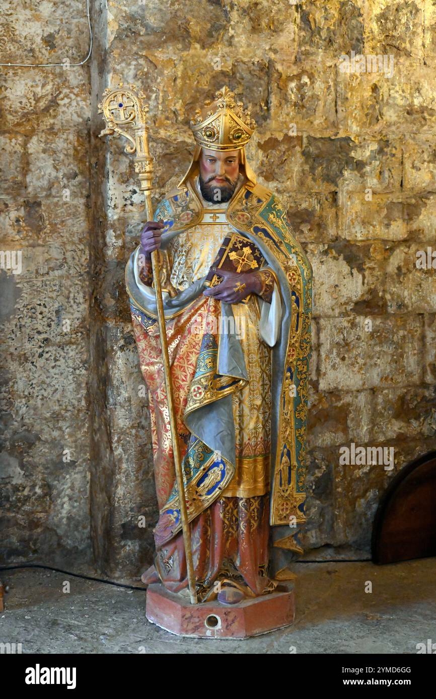 Geschnitzte Statue des Klermanns oder Bischofs in voller religiöser Regalia mit dem Stab des Bischofs oder Crozier & Crown in der Kathedrale von Senez Stockfoto