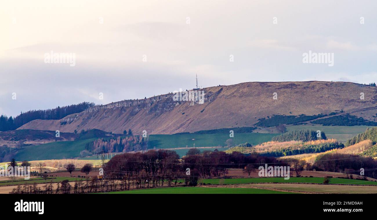 Dundee, Tayside, Schottland, Großbritannien. November 2024. Wetter in Großbritannien: Das bitterkalte und stürmische Novemberwetter schafft eine herrliche Landschaft im Spätherbst im Dundee Strathmore Valley und in den Sidlaw Hills in Schottland. Quelle: Dundee Photographics/Alamy Live News Stockfoto