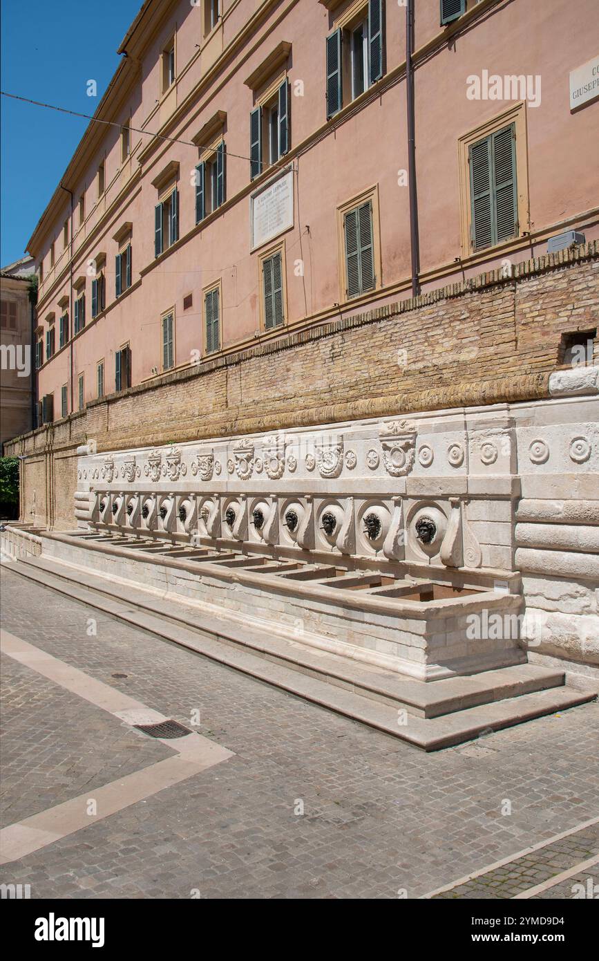 Ancona. Historisches Zentrum. Brunnen des Calamo oder der Dreizehn Trinkschnäpper Stockfoto