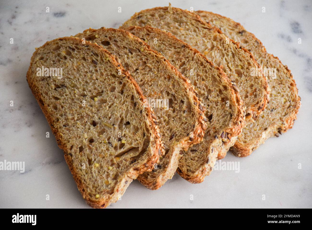 Brotscheiben, Bio geschnittenes Brot, selbstgebackenes Brot, Weizenbrot, Vollkornbrot Stockfoto