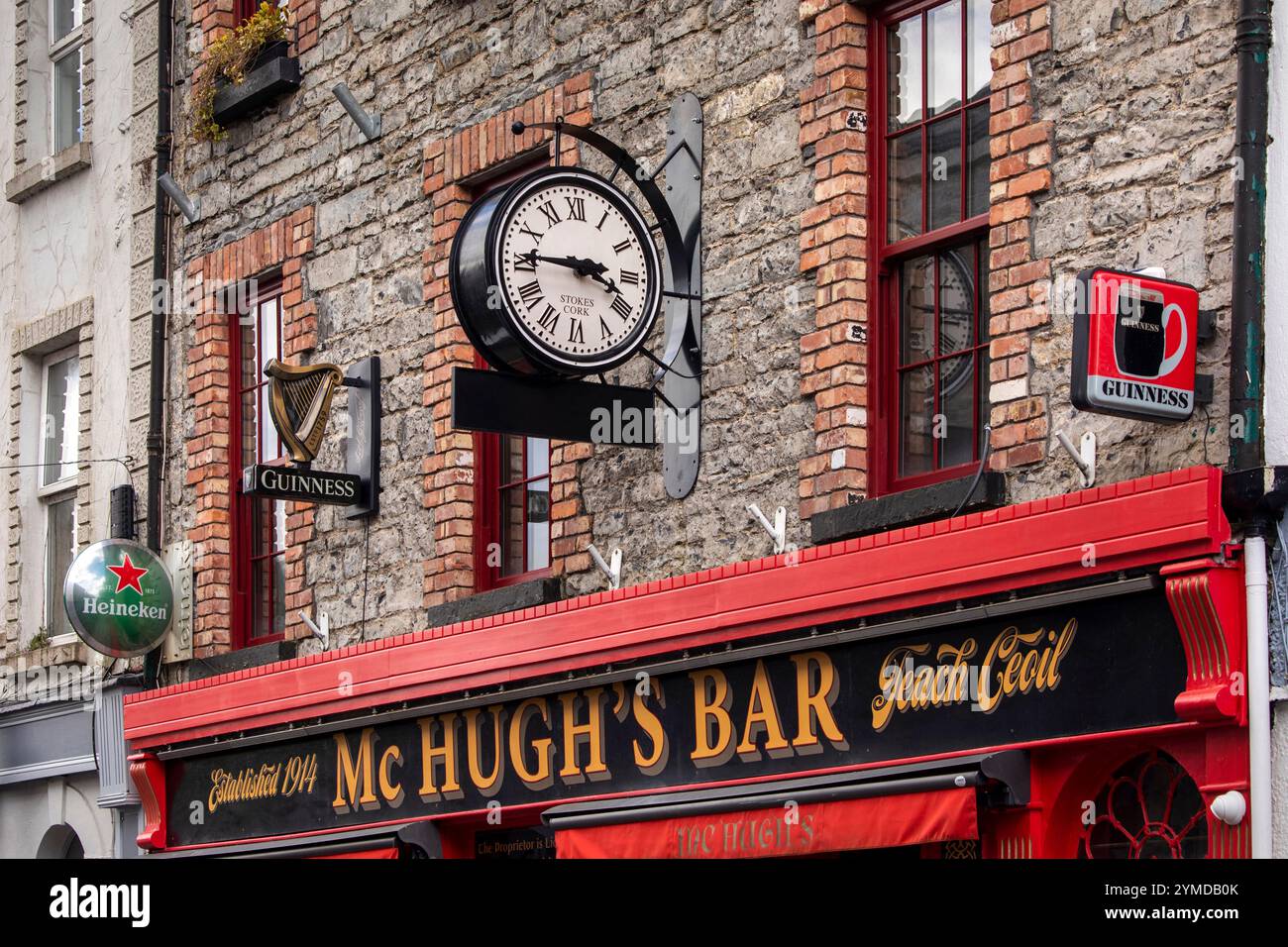 Irland, County Leitrim, Carrick on Shannon, Bridge Street, McHughs traditionelle Bar Stockfoto