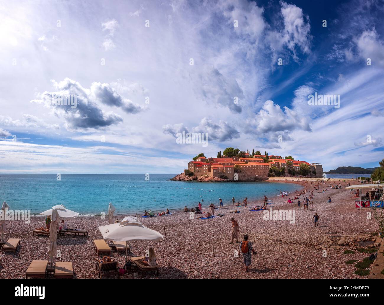 Budva, Montenegro - 15. September 2024: Die wunderschöne Insel Sveti Stefan bei Budva, Montenegro. Historische Häuser mit rotem Dach befinden sich auf der Insel in Th Stockfoto