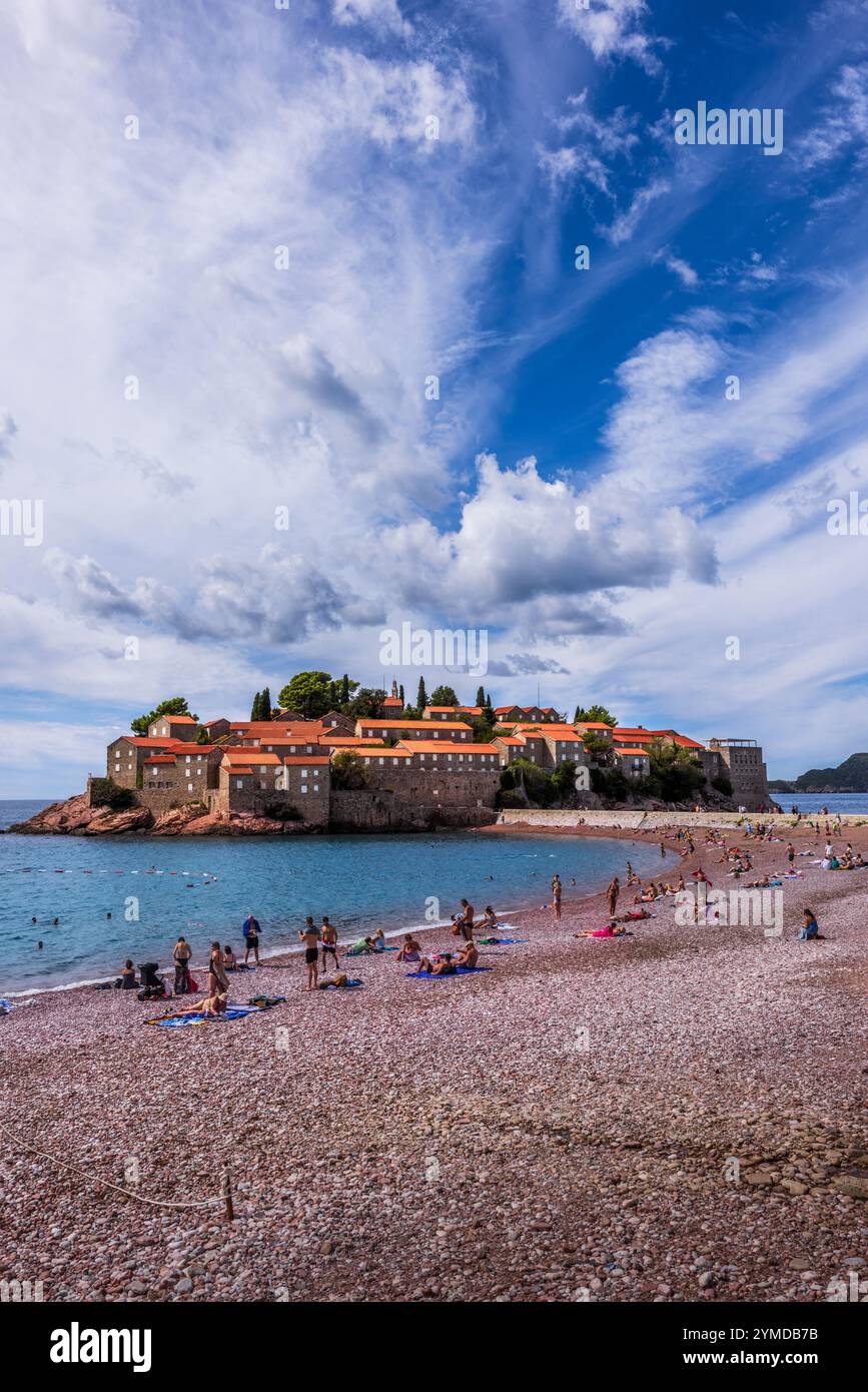 Budva, Montenegro - 15. September 2024: Die wunderschöne Insel Sveti Stefan bei Budva, Montenegro. Historische Häuser mit rotem Dach befinden sich auf der Insel in Th Stockfoto