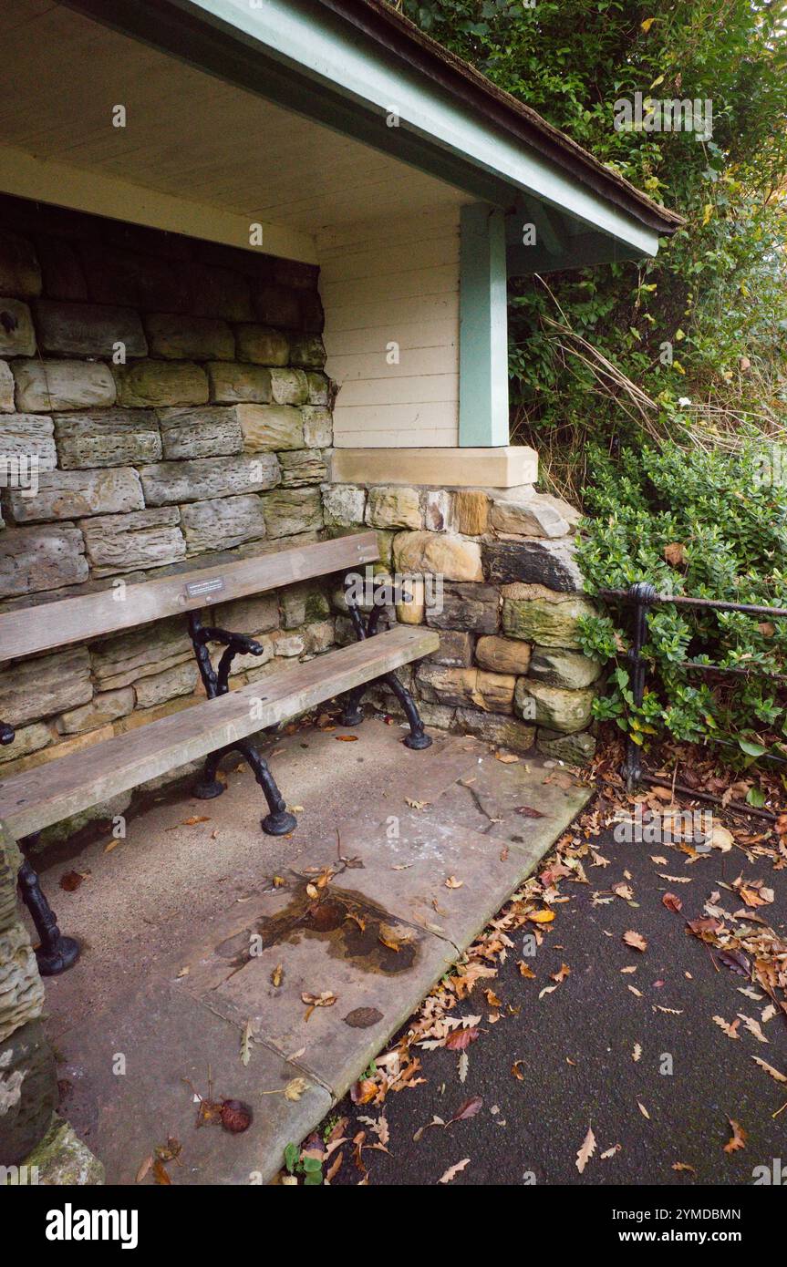 Seaside Shelter Nummer 13 in Scarborough hat nur eine Sitzbank Stockfoto