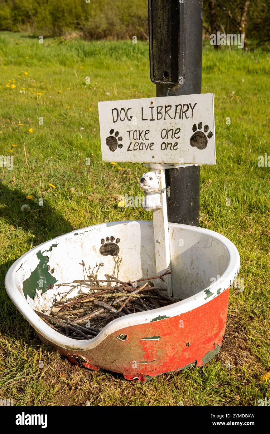 Irland, County Leitrim, Carrick on Shannon, Linear Park, Dog Library of Sticks Stockfoto