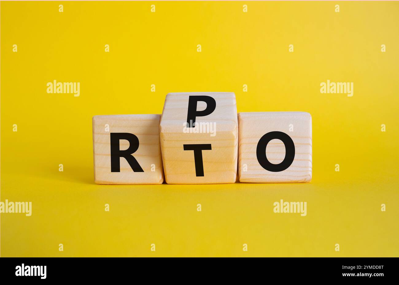 RPO vs. RTO-Symbol. Holzwürfel mit den Worten RTO bis RPO. Schöner gelber Hintergrund. Geschäftskonzept. Kopierbereich Stockfoto