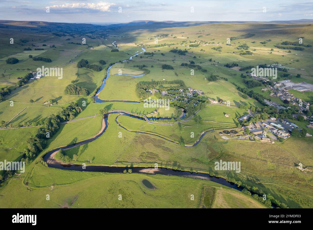 Blick aus der Vogelperspektive auf das obere Wensleydale bei Hawes, wo sich der Fluss durch Ackerland schlängelt. North Yorkshire, Großbritannien. Stockfoto