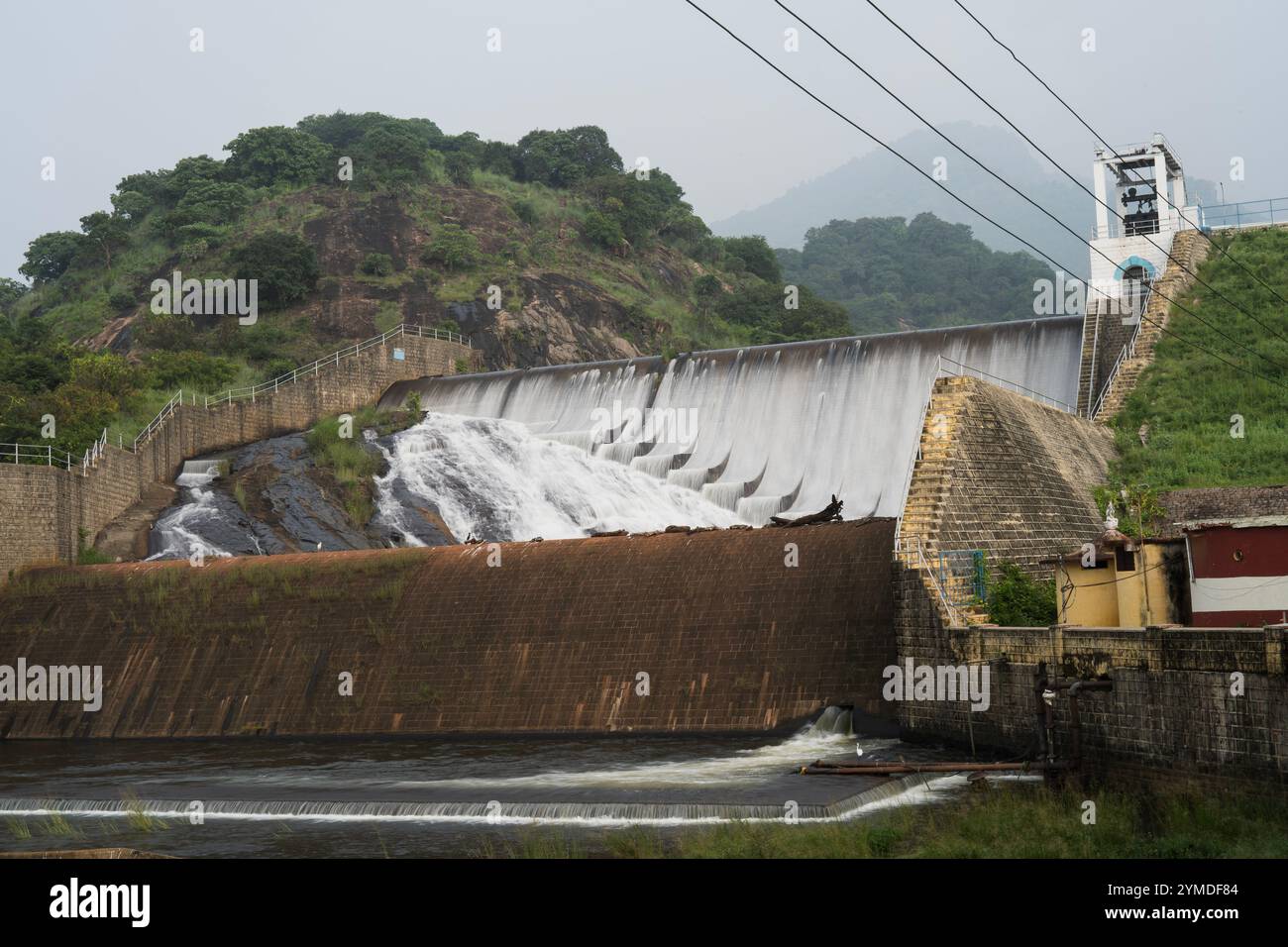 Wasserkaskaden über einen Damm in einer Bergregion während der Regenzeit am Stausee Varathamanathi, Palani ( Tamilnadu ) Stockfoto