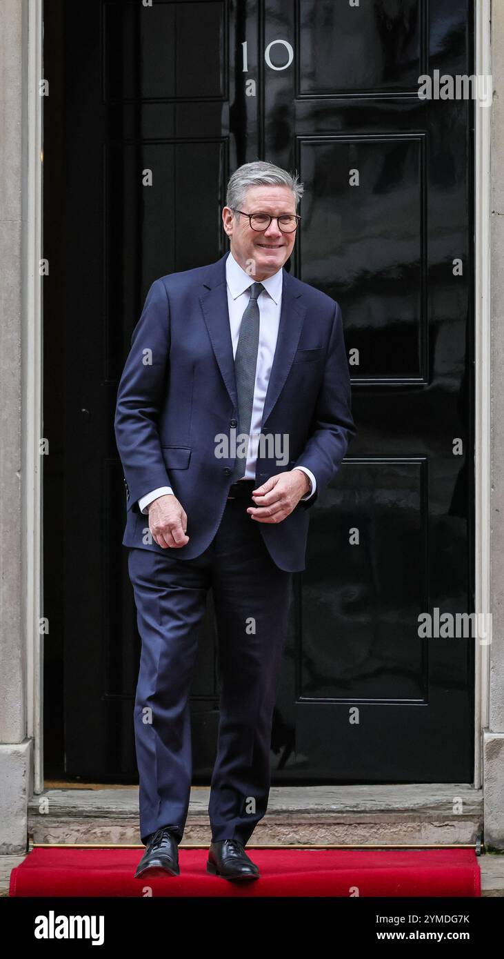 London, Großbritannien. November 2024. Sir Keir Starmer wartet vor der Tür Nr. 10. Der indonesische Präsident Prabowo Subianto trifft Premierminister Keir Starmer in der Downing Street und wird von dem Premierminister draußen begrüßt. Der Präsident besucht das Vereinigte Königreich und ist gestern angekommen. Ein Treffen mit König Charles steht ebenfalls auf seiner Reiseroute. Quelle: Imageplotter/Alamy Live News Stockfoto
