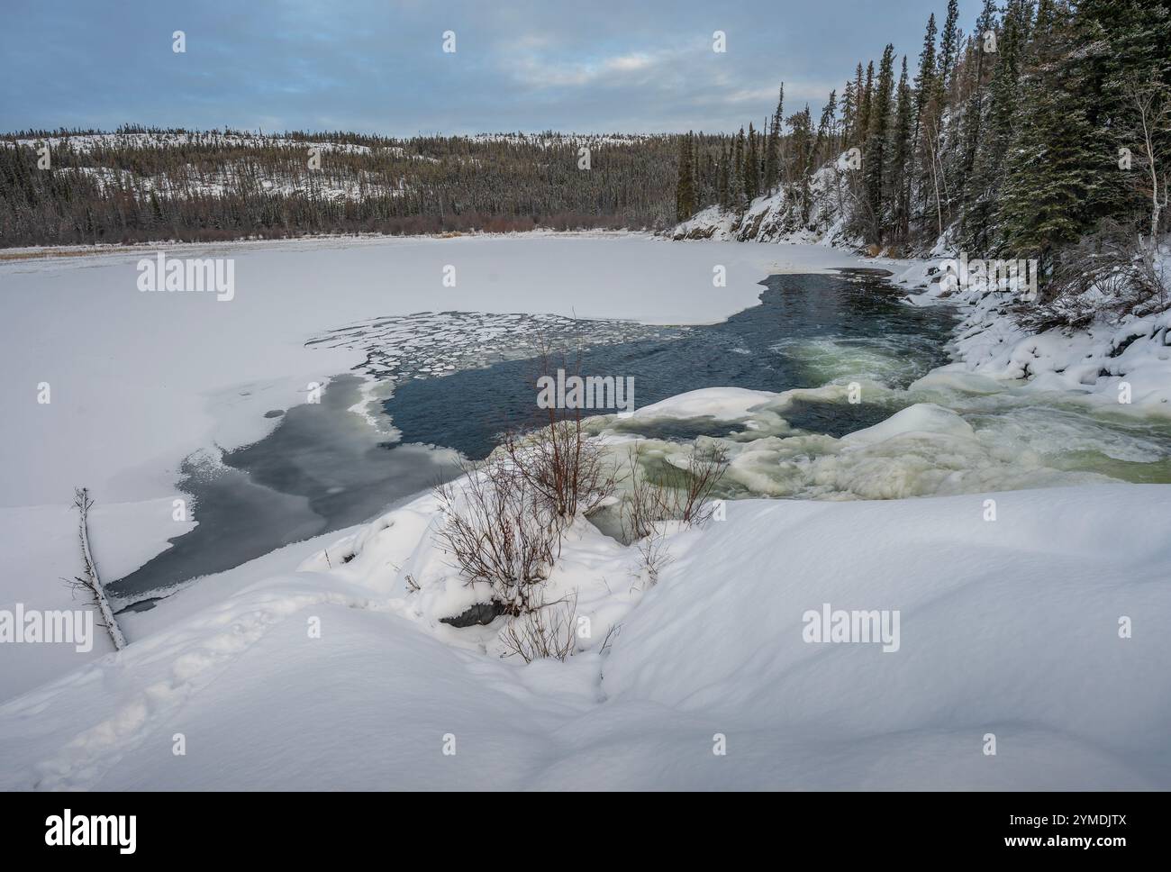 Winterblick auf den gefrorenen Cameron River bei den Rampart Falls bei Yellowknife im Hidden Lake Territory Park, Nordwest Territories, Kanada Stockfoto